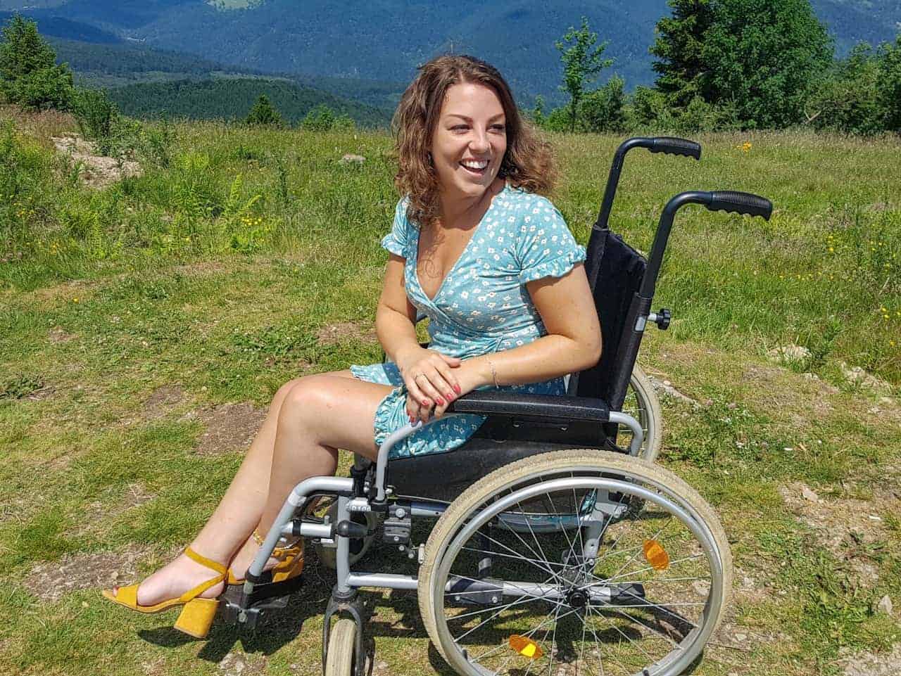 Annefleur achterom kijkend in de natuur in rolstoel